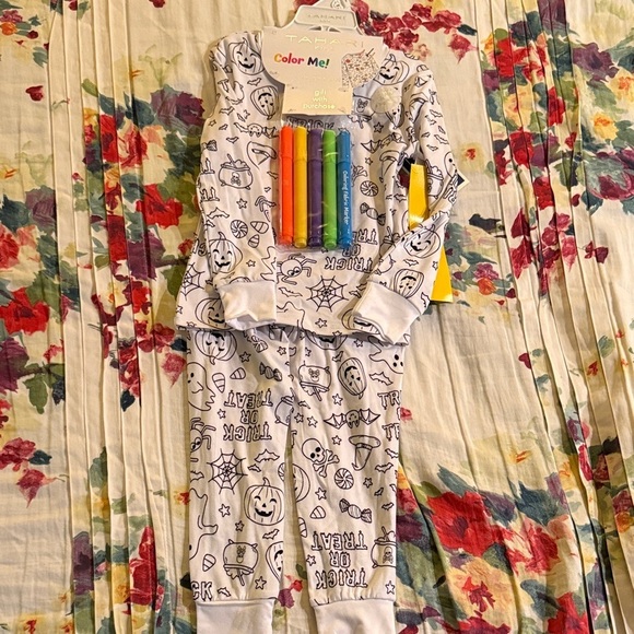 Tahari Other - Color me! Kids Halloween PJ set!